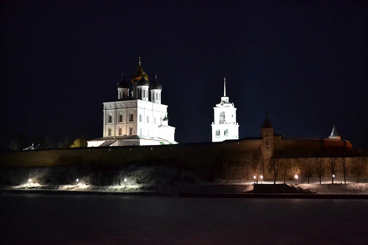 Псковский кремль ночью фото Псковский кремль :: Наталья Левина - Социальная сеть ФотоКто