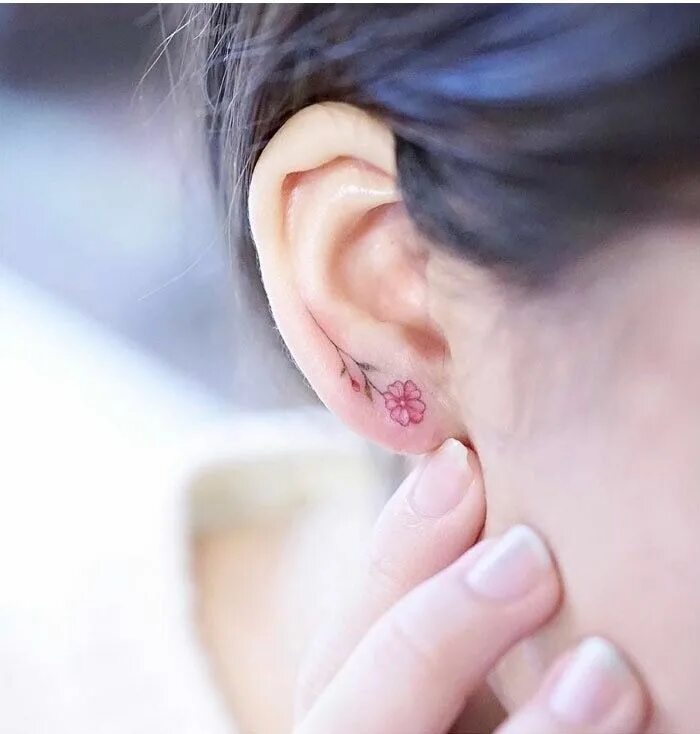 Псориаз в ушах фото Floral Earring Tattoo on ear lobe