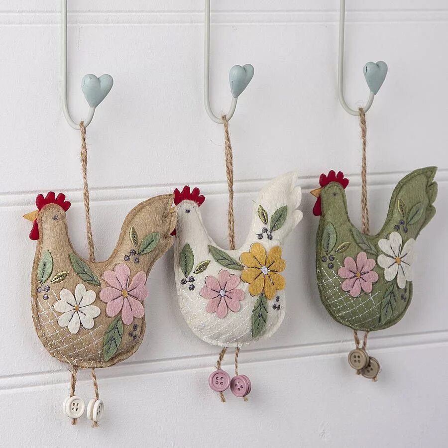 Птичка декор своими руками Country Chicken Wall Hooks Felt ornaments, Chicken crafts, Felt decorations