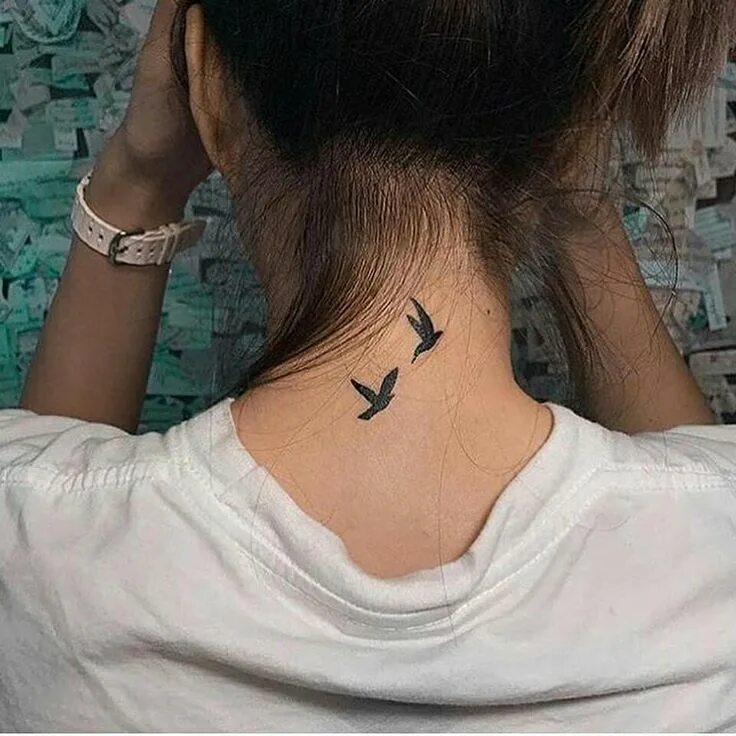 Птички на шее тату фото для девушек To flying birds tattoo inked on the back of the neck Neck tattoos women, Bird ta