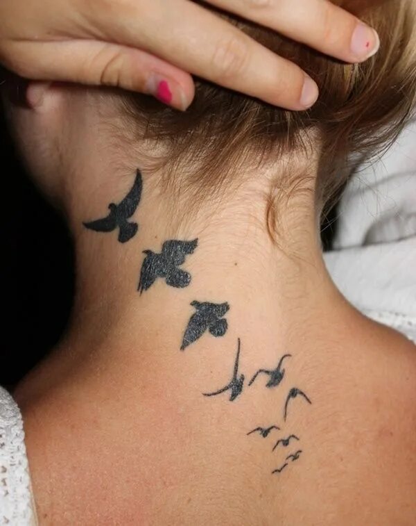 Птички на шее тату фото для девушек Pin by Nevin Bozkurt on Dövme kadın Simple neck tattoos, Bird tattoos for women,