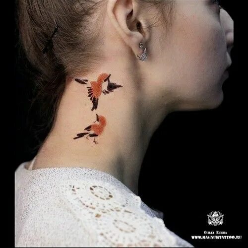 Птички на шее тату фото для девушек Pin by Katerina Bl on Татуировки Chest tattoo girl, Ear tattoo, Girl tattoos