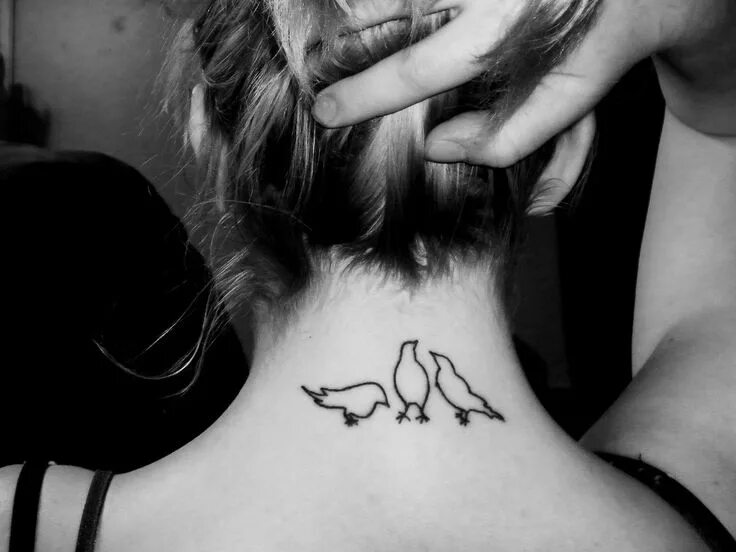 Птички на шее тату фото для девушек birds. Tatuajes de aves pequeñas, Tatuaje de pájaro en el cuello, Tattoo minimal