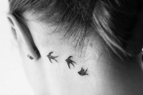 Птички на шее тату фото для девушек Tattoo inspiration. birds. Behind ear tattoo, Neck tattoo, Tattoos