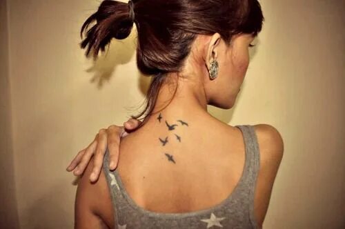 Птички на шее тату фото для девушек Pin by Victoria Sumpter on Tattoos Back of neck tattoo, Bird tattoo neck, Tiny b