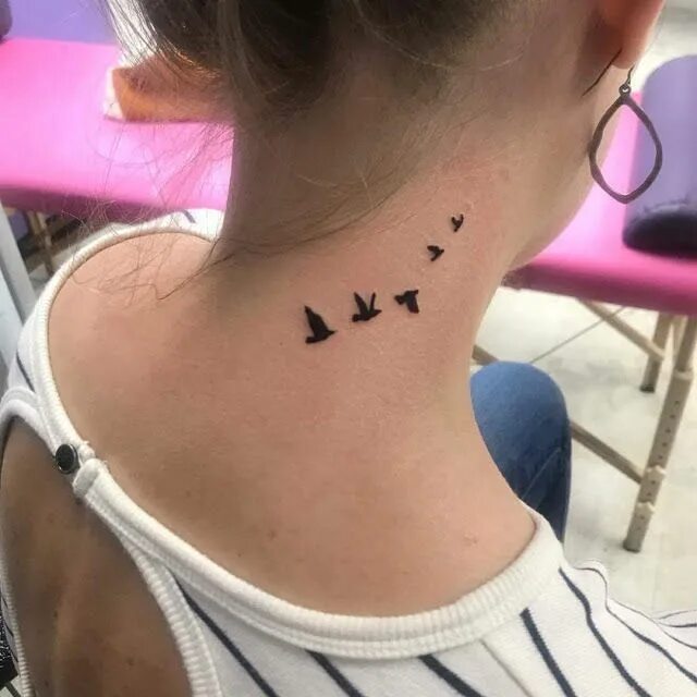 Птички на шее тату фото для девушек 40 tatuagens de aves para as mulheres Bird tattoo neck, Flying bird tattoo, Blac