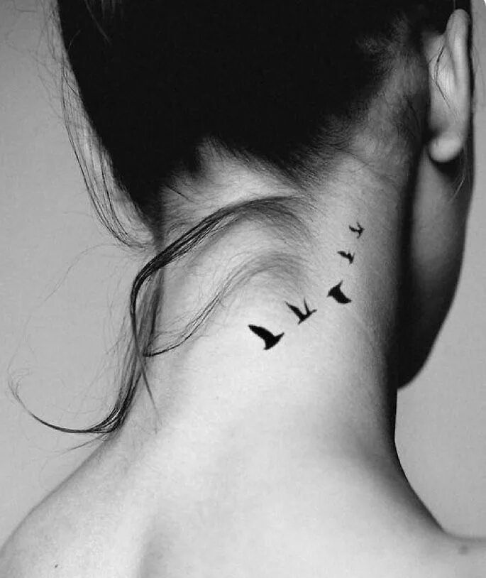 Птички на шее тату фото для девушек J’aime ✔ #Primertatuajeenpegatinas Tiny bird tattoos, Bird tattoo neck, Bird tat