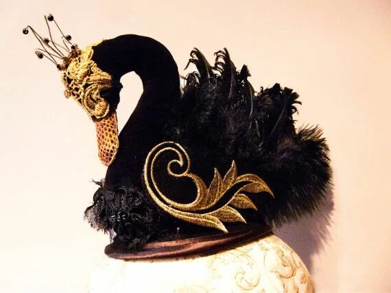 Птица с короной на голове фото Black Swan Inspired Headpiece. Gala Nocturna Swan Princess. Etsy Black feathers,