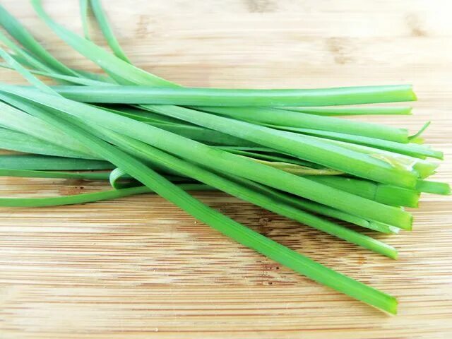 Пучок зеленого лука фото Make This Tasty Garlic Chive Butter in a Snap Recipe Garlic chives, Garlic, What