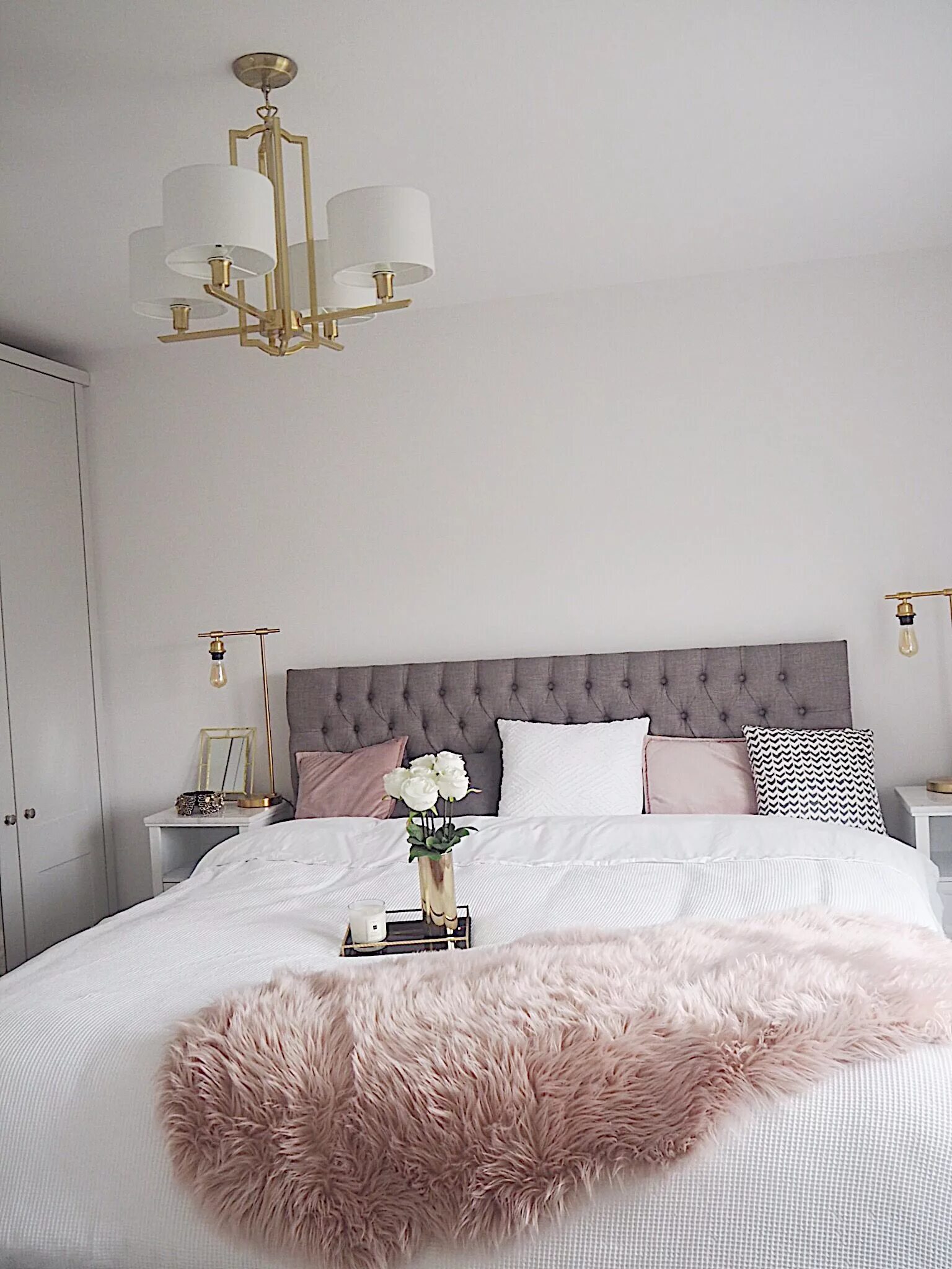 Пудровая кровать в интерьере спальни My Blush pink white and gray bedroom Idee arredamento camera da letto, Camera da