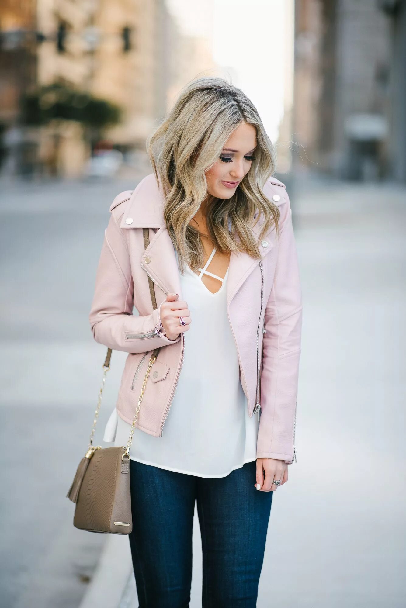 Пудровая куртка с чем носить образ фото Emily Herren Champagne and Chanel Pink leather jacket outfit, Baby shoes tutoria