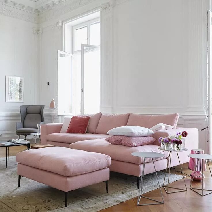 Пудровая мебель в интерьере Pink Blush Sofa in White Living Room