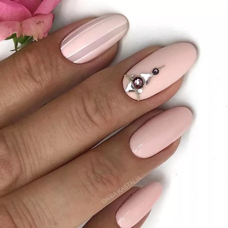 Пудровые ногти новый тренд в маникюре Автор @kastalia_nails_studio. Ставь тег #топмастеров и твои работы смогут попаст