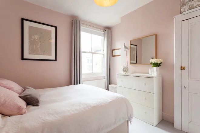 Пудровые стены в интерьере Houzz Tour: At Home With... Charlotte Duckworth of Life by Lotte Eclectic bedroo