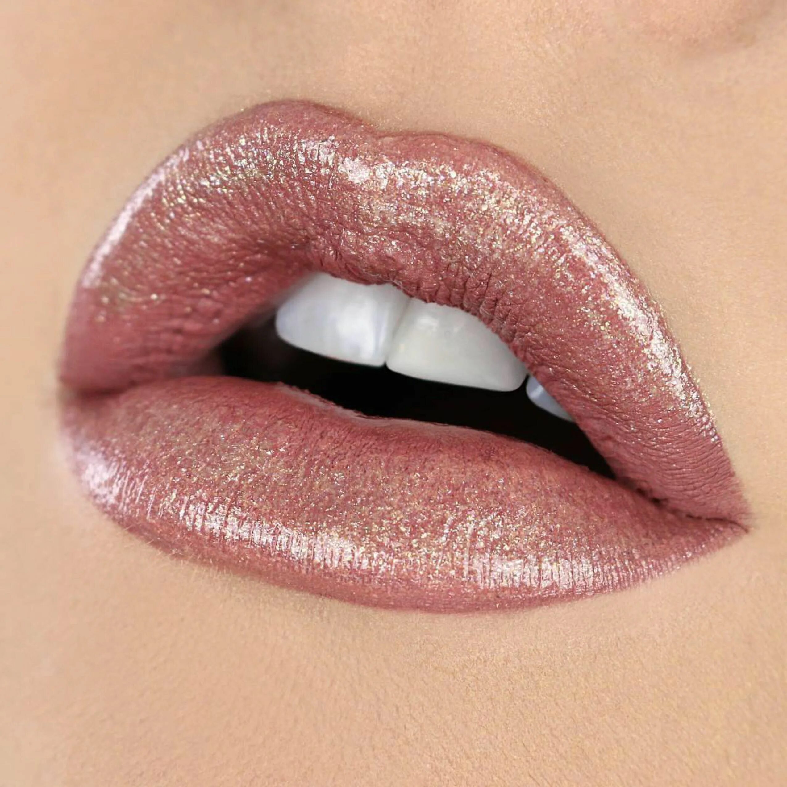 Пудровый макияж губ Pink & gold metallic lips for the win. ✨ Get the look by first applying our Lipt