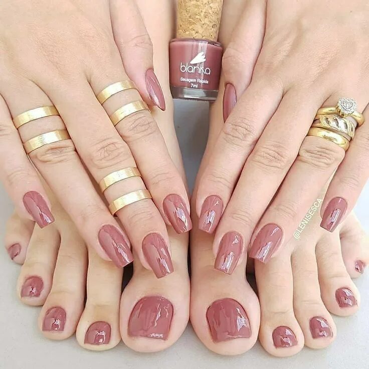 Пудровый маникюр фото Image may contain: one or more people and closeup Toe nail color, Shiny nails de