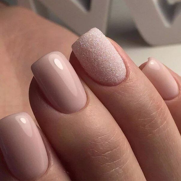 Пудровый маникюр на короткие Бежевый маникюр. Дизайн ногтей в .. Nails, Chic nails, Rainbow nails