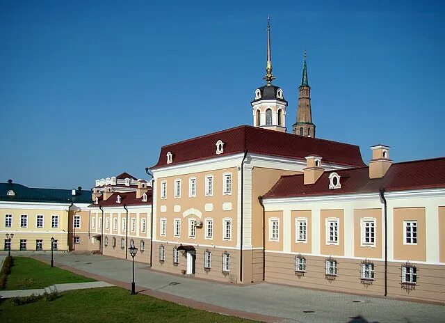 Пушечный двор казань фото File:Kazan Kremlin. The main housing of the Artillery Court.jpg - Wikimedia Comm