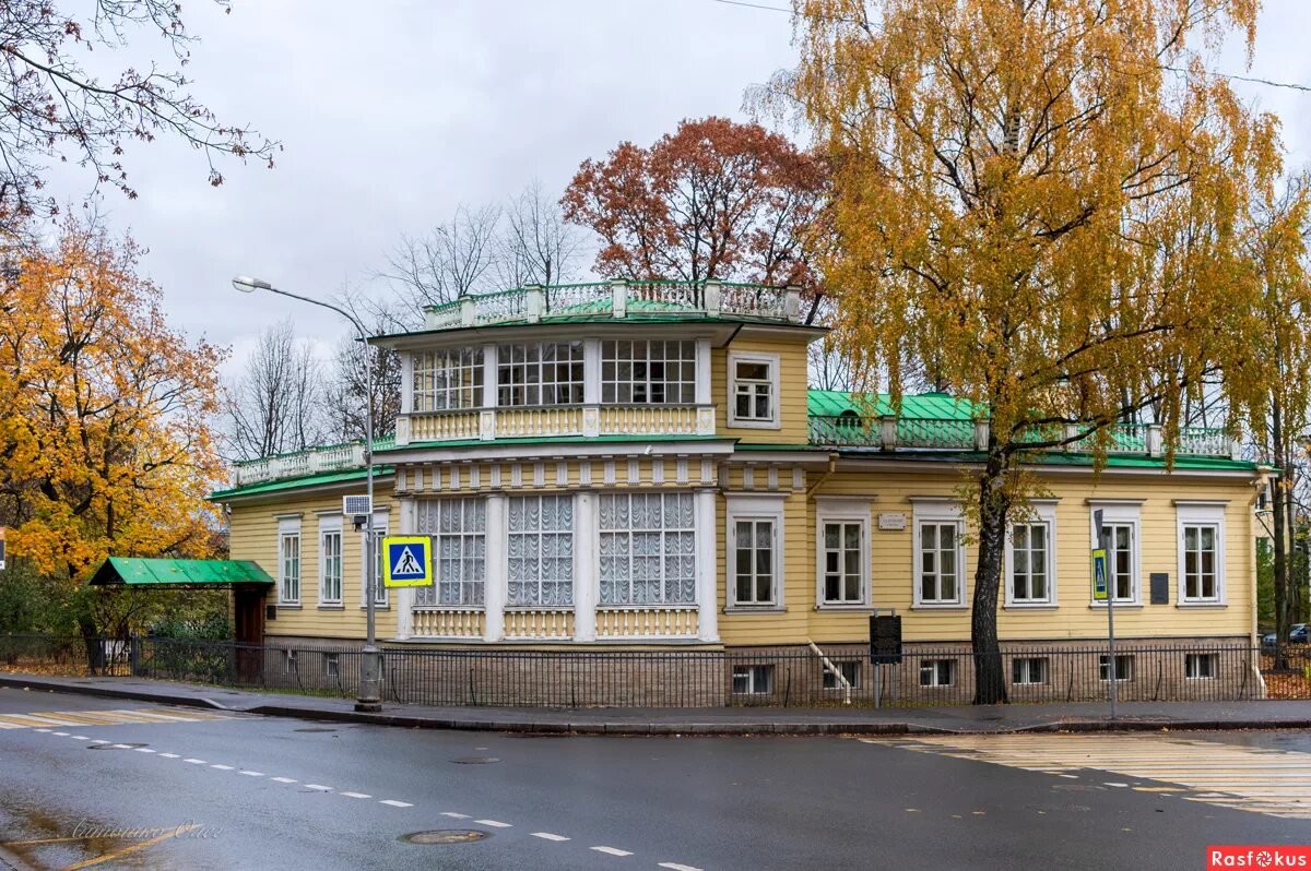 Пушкина 115 фото Фото: Осень в городе Пушкин. Музей-дача А. С. Пушкина (дом Китаева).. Живущий на