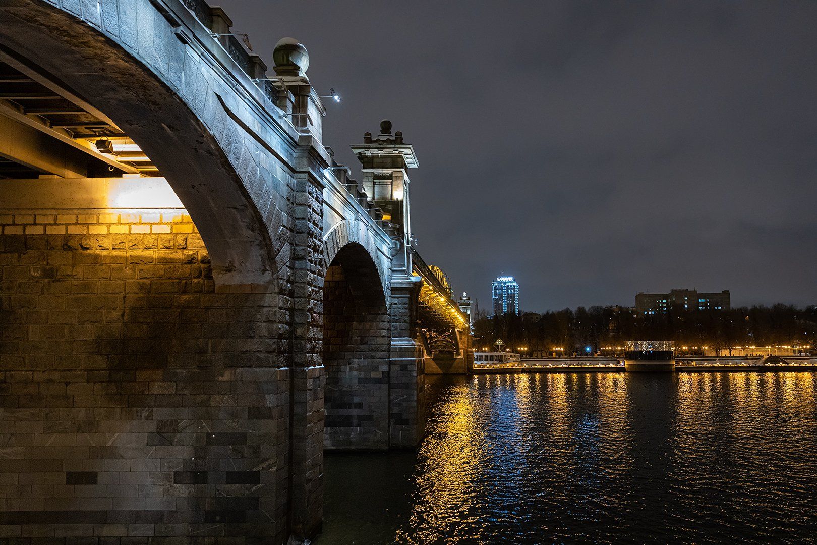 Пушкинский мост фото Фрагмент Пушкинского моста в Москве. Photographer Yuriy Shurchkov