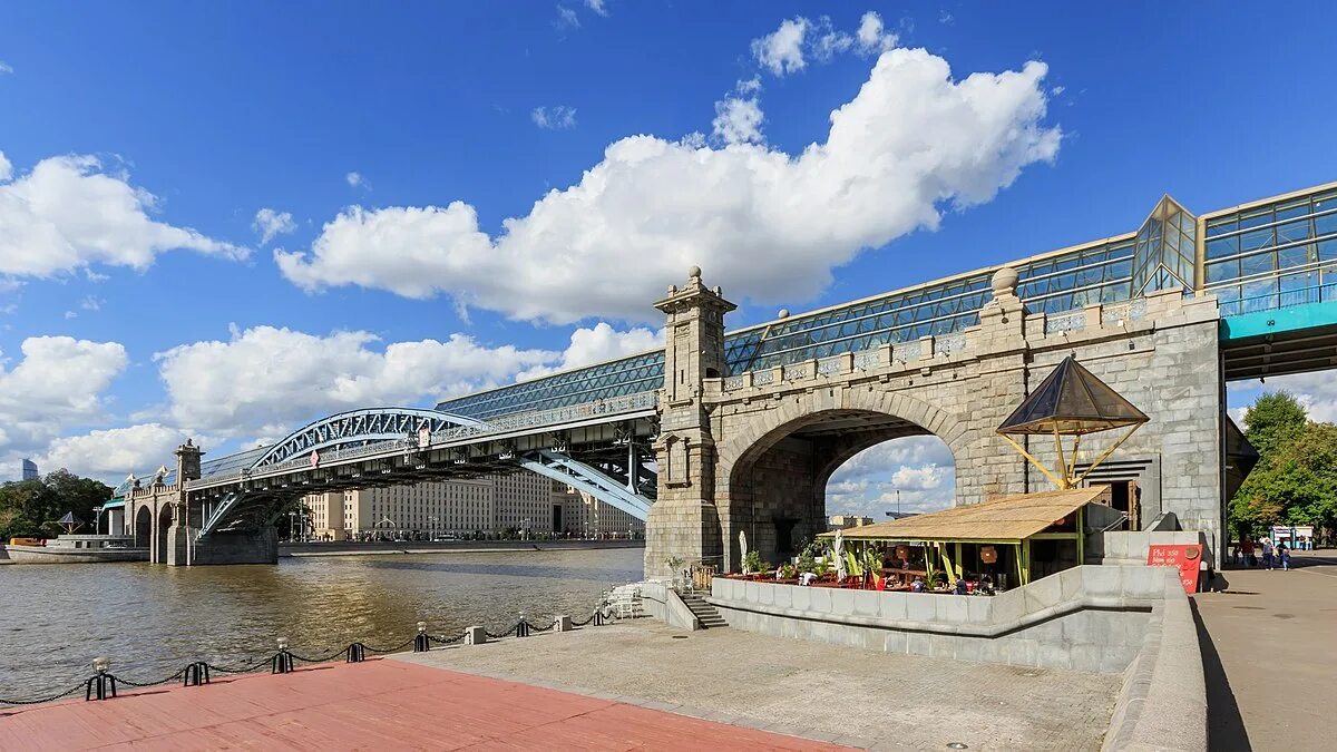 Пушкинский мост в москве фото Файл:Moscow Gorky Park Pushkinsky Bridge 08-2016 img2.jpg - Википедия