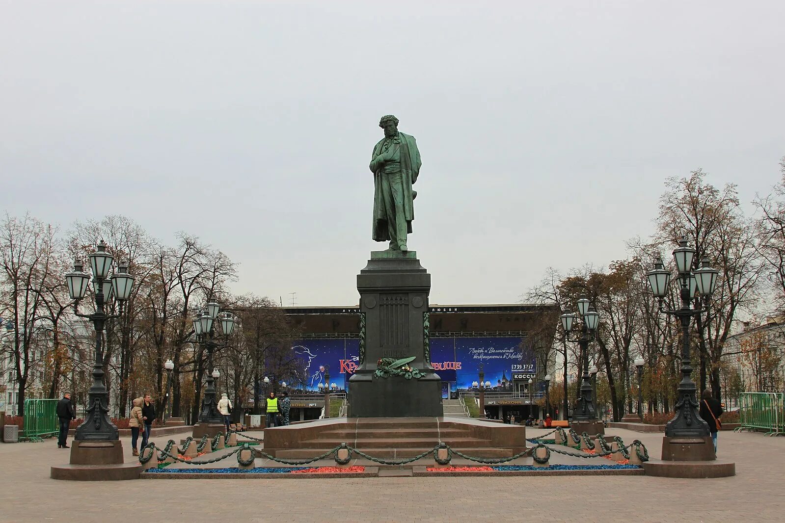 Пушкинский сквер москва пушкинская площадь фото File:2014 Moscow statue of Pushkin 2.JPG - Wikimedia Commons