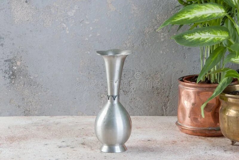 Пустая ваза фото Vintage Vase on Concrete Background. Stock Photo - Image of metal, vintage: 1248