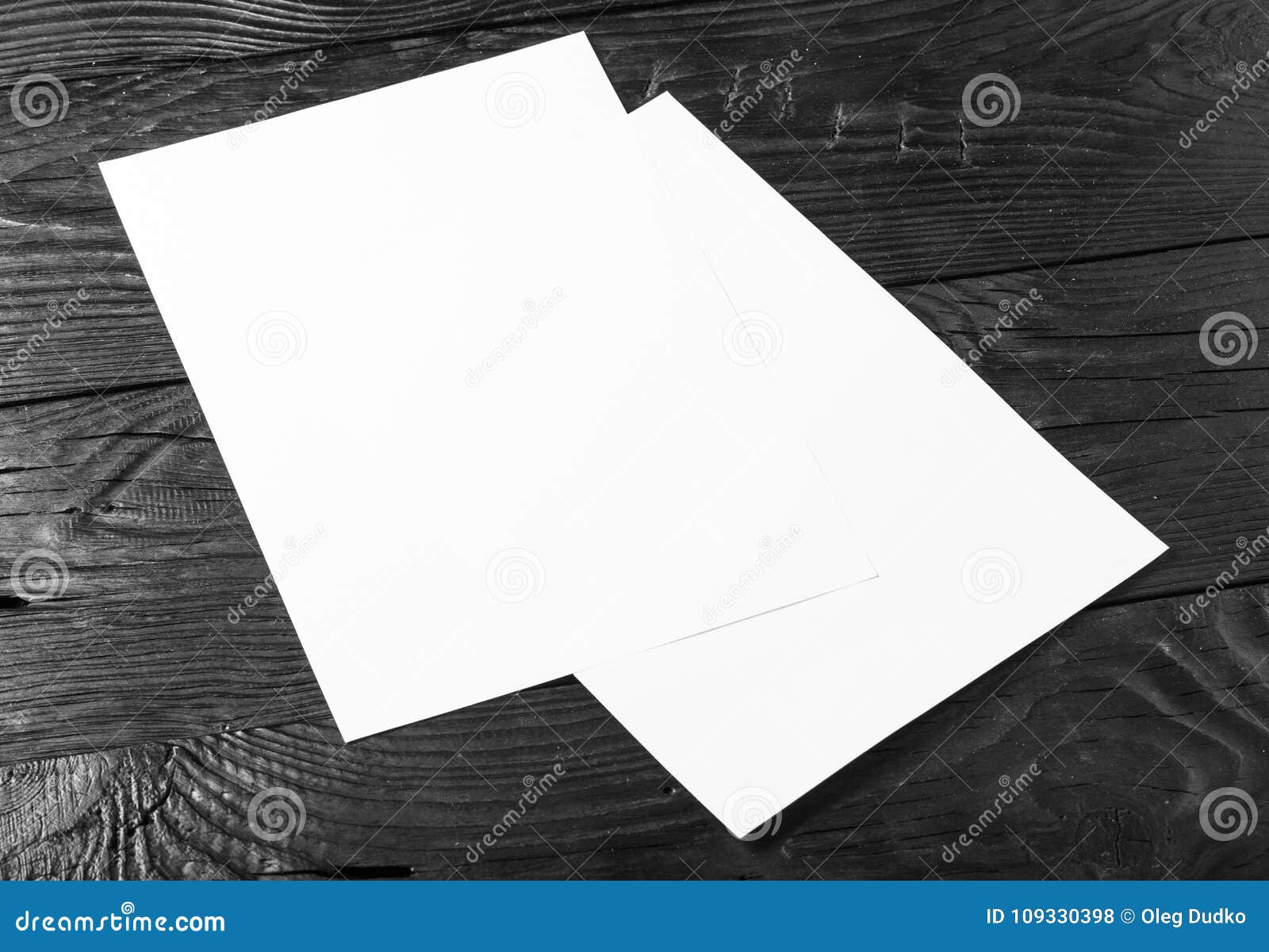 Пустой бумага фото White Empty Papers on Dark Wooden Background Stock Photo - Image of black, note: