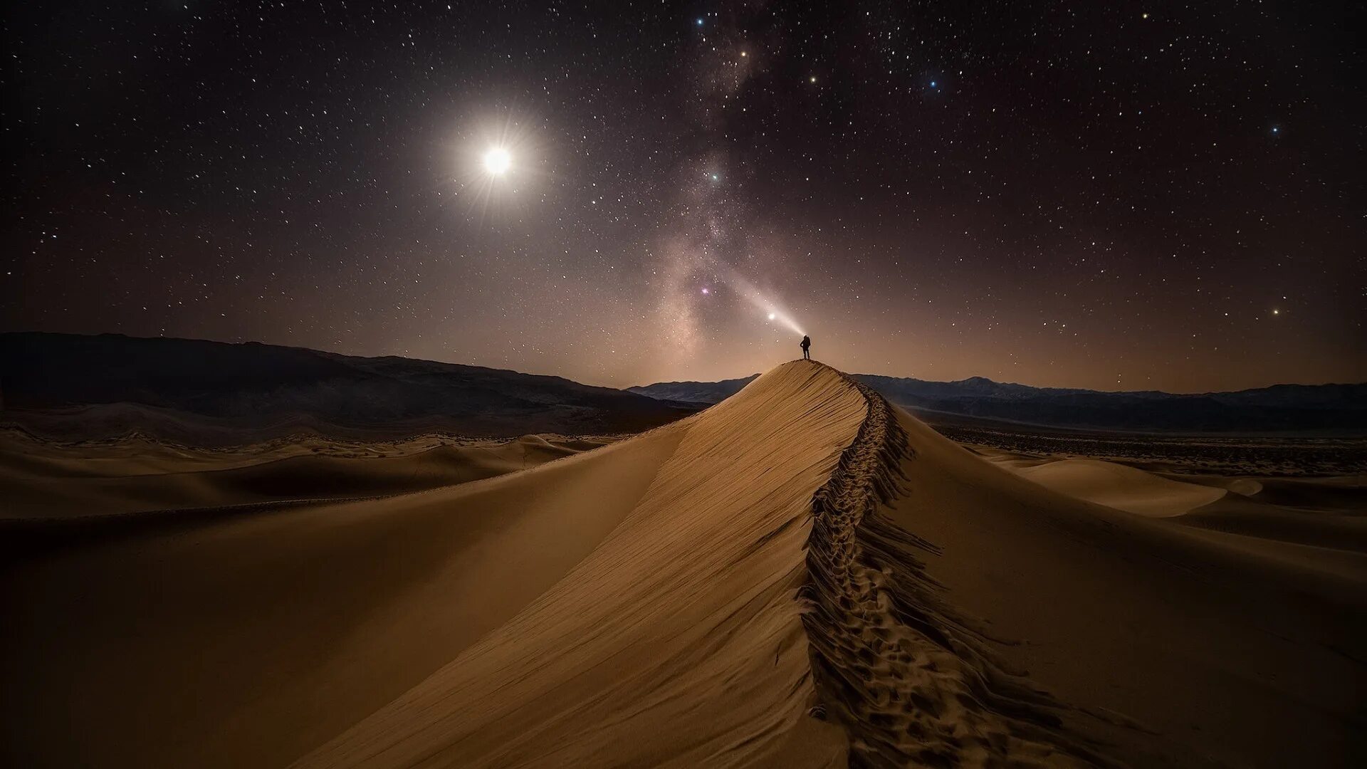 Пустыня ночью фото Download wallpaper sand, light, mountains, night, the dunes, desert, people, dun