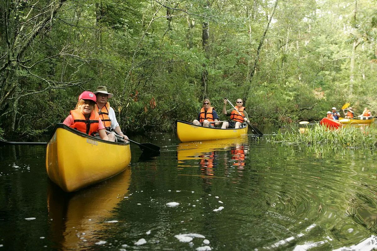 Путешествия по реке по фото File:Families floating down the river in boats.jpg - Wikimedia Commons