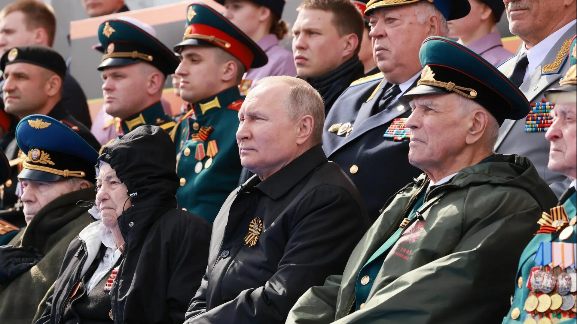 Путин 9 мая фото Путин подписал указ о мерах поддержки семей военнослужащих - РИА Новости, 09.05.