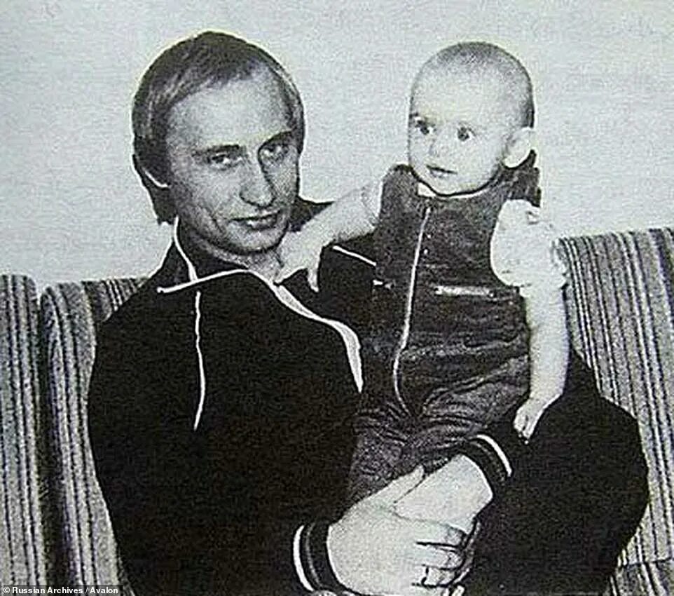 Путин биография фото детей Photos show how young Vladimir Putin transformed into KGB officer to President w