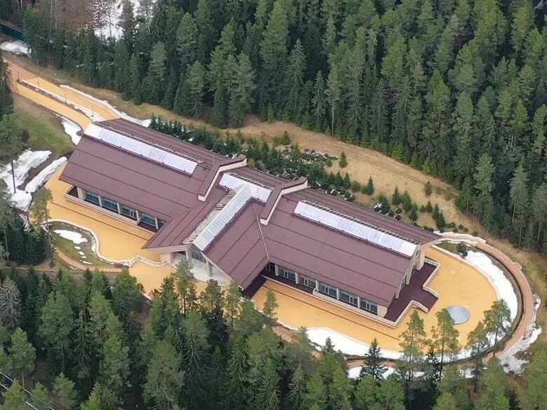 Путин дача фото Ukraine says it flew a drone over Putin's woodland palace, evading its heavy def