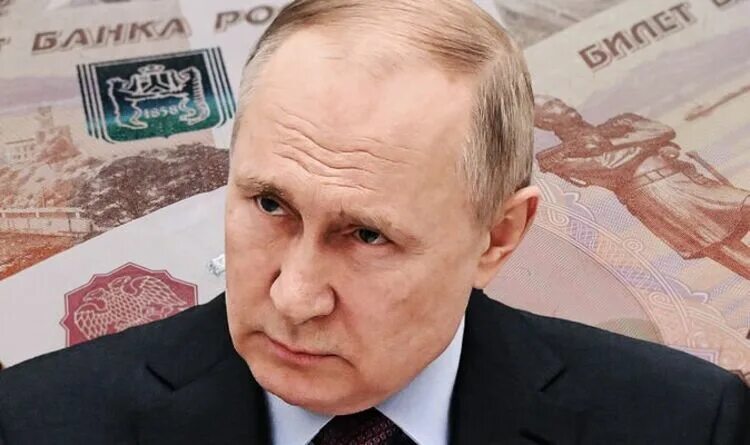 Путин деньги фото Russia's economy in tatters as 'Putin has destroyed the ruble' World News Expres