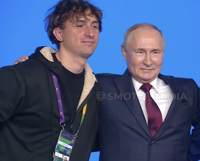 Путин личная жизнь фото Italian artist Jorit poses with Putin in Sochi - General News - Ansa.it