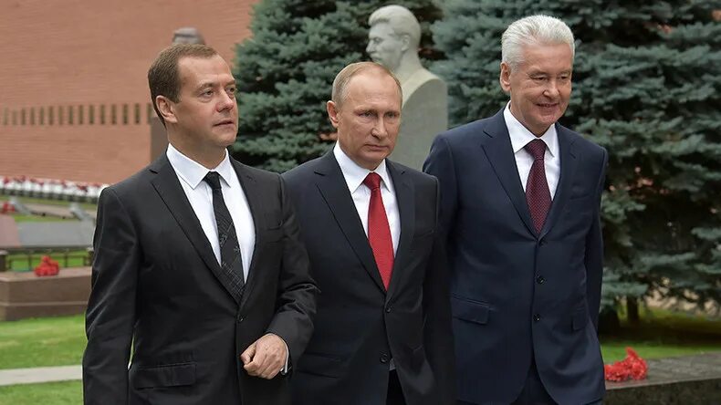 Путин медведев рост фото PM Medvedev closest to Putin in fresh rating of influential Russian politicians 