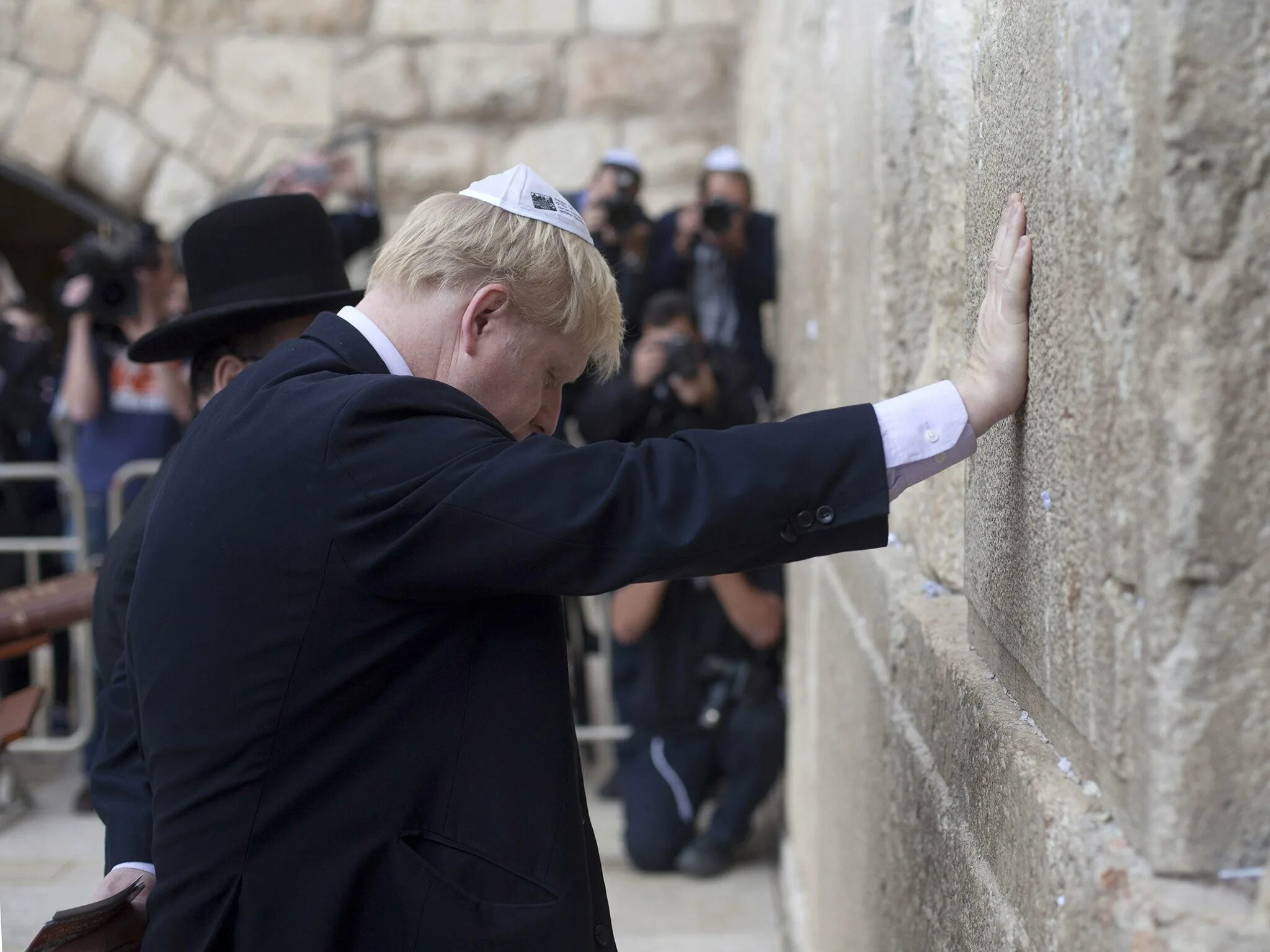 Путин у стены плача фото Boris Johnson banned from Palestinian charity visit after branding Israel boycot