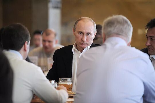 Путин в ресторане фото ВЗГЛЯД / Медведев и Путин посидели в баре после демонстрации :: Фоторепортажи