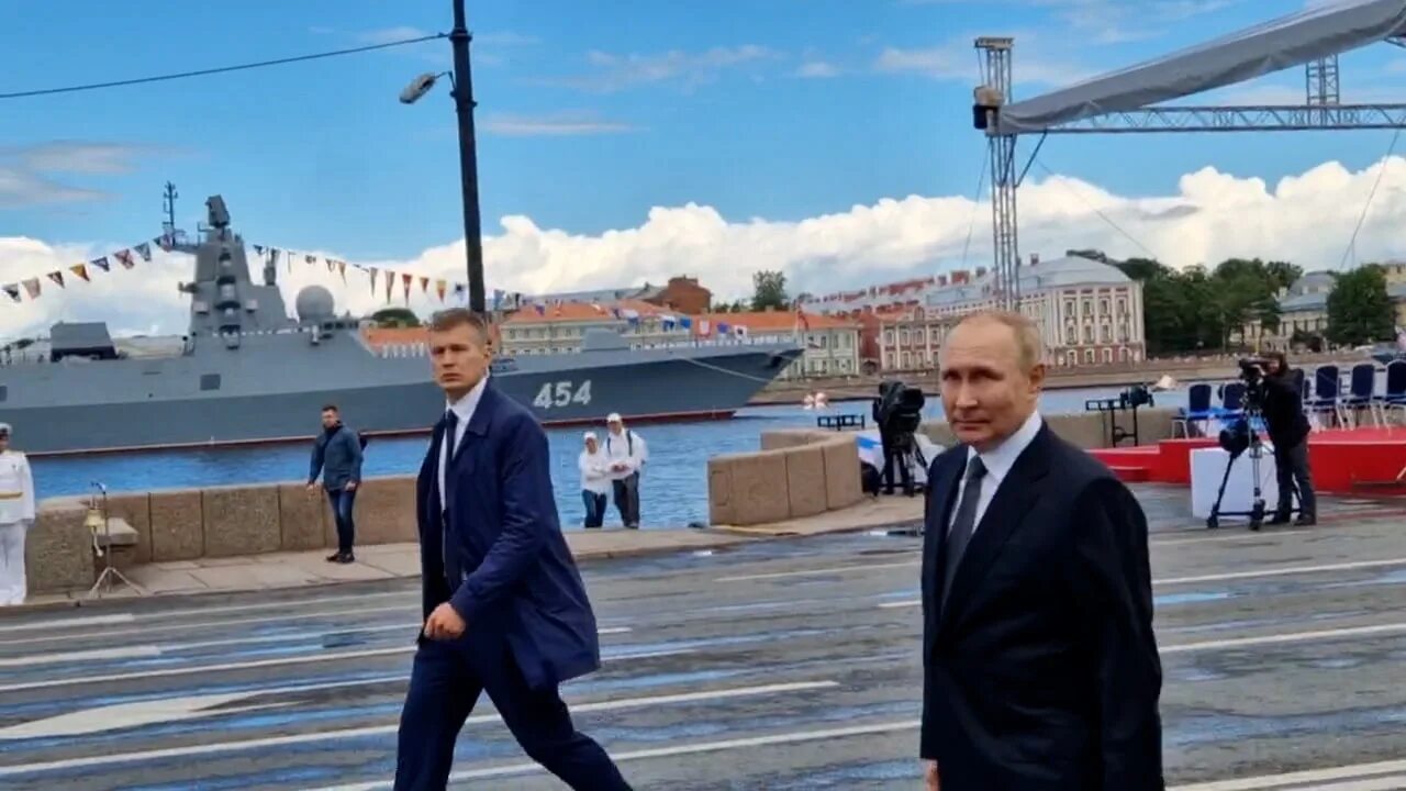 Путин в санкт петербурге 19 сентября фото Путин на отлично оценил Главный военно-морской парад в Санкт-Петербурге