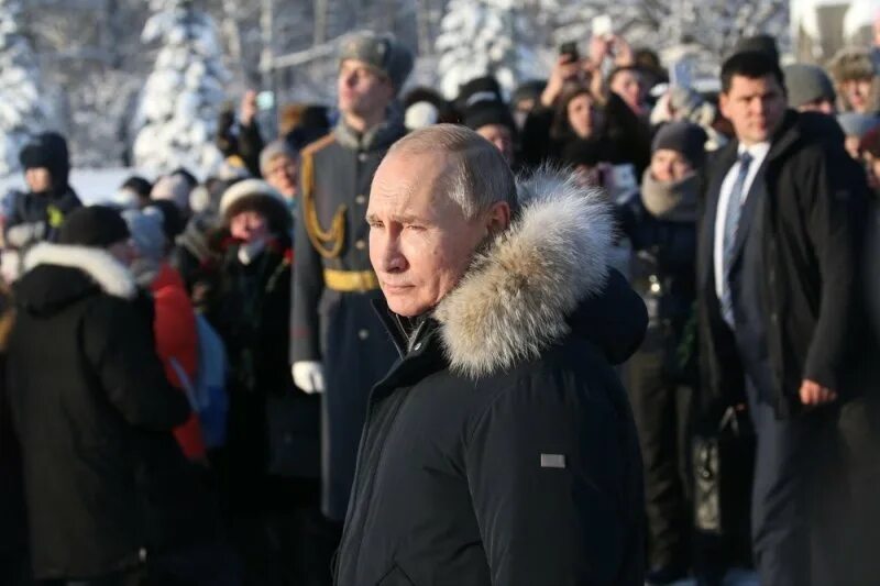 Путин в шапке фото Путин возложил цветы на Пискаревском кладбище в память о жертвах блокады - Росси