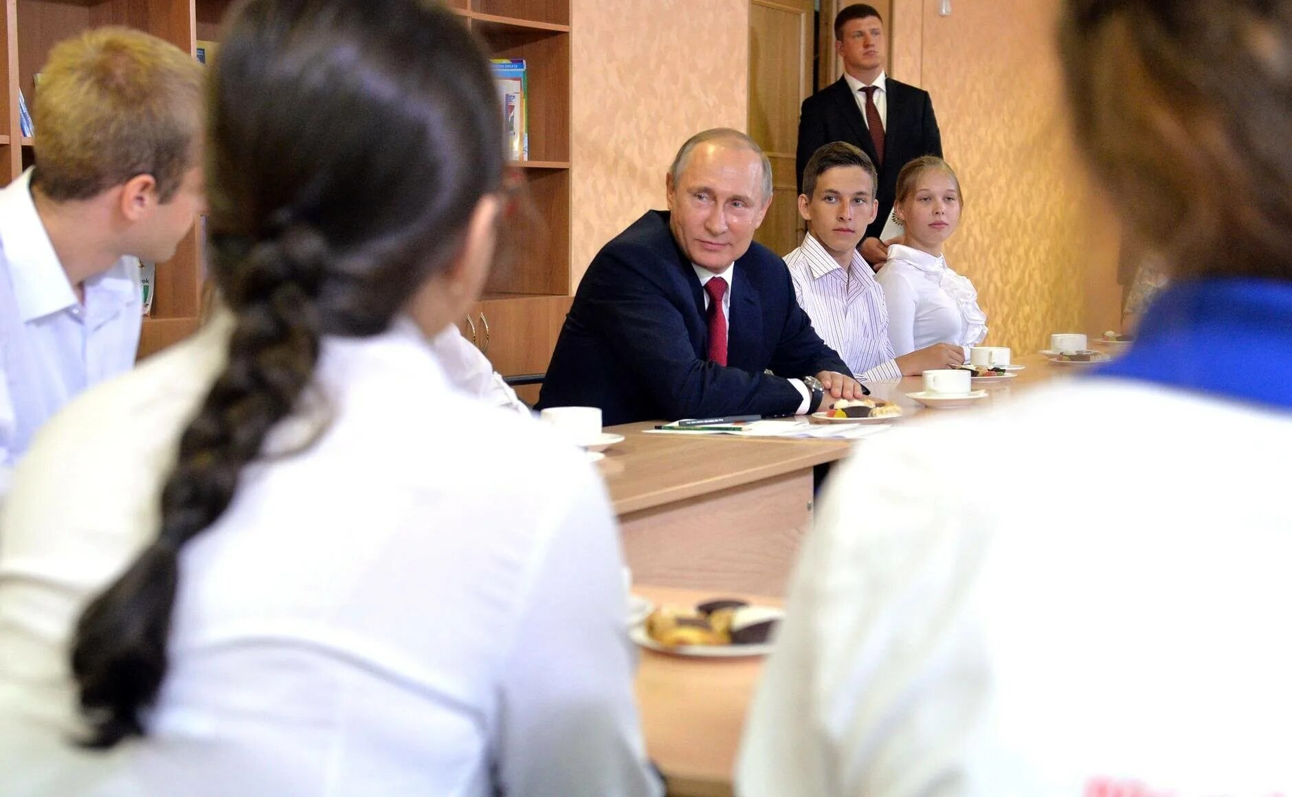 Путин в школе фото Vladimir Putin visited a high school in Vladivostok on Knowledge Day * President