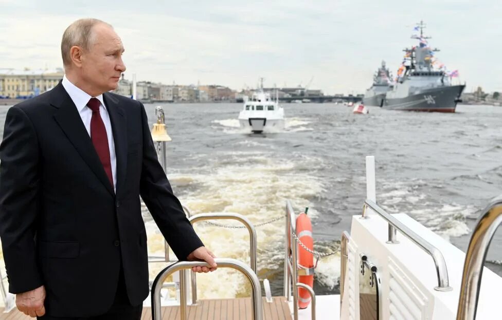 Путин в спб фото Путин 31 июля утвердит Морскую доктрину РФ и Корабельный устав ВМФ - ТАСС