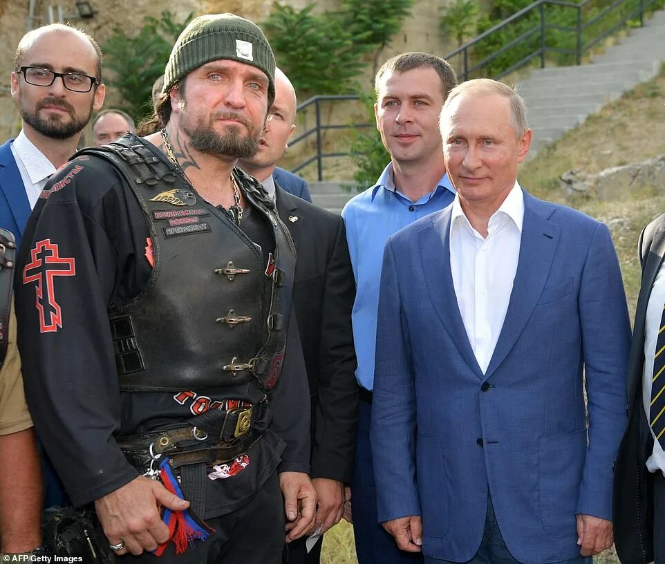 Путин волк фото Russian biker gang that Vladimir Putin rode with is slapped with EU sanctions Da