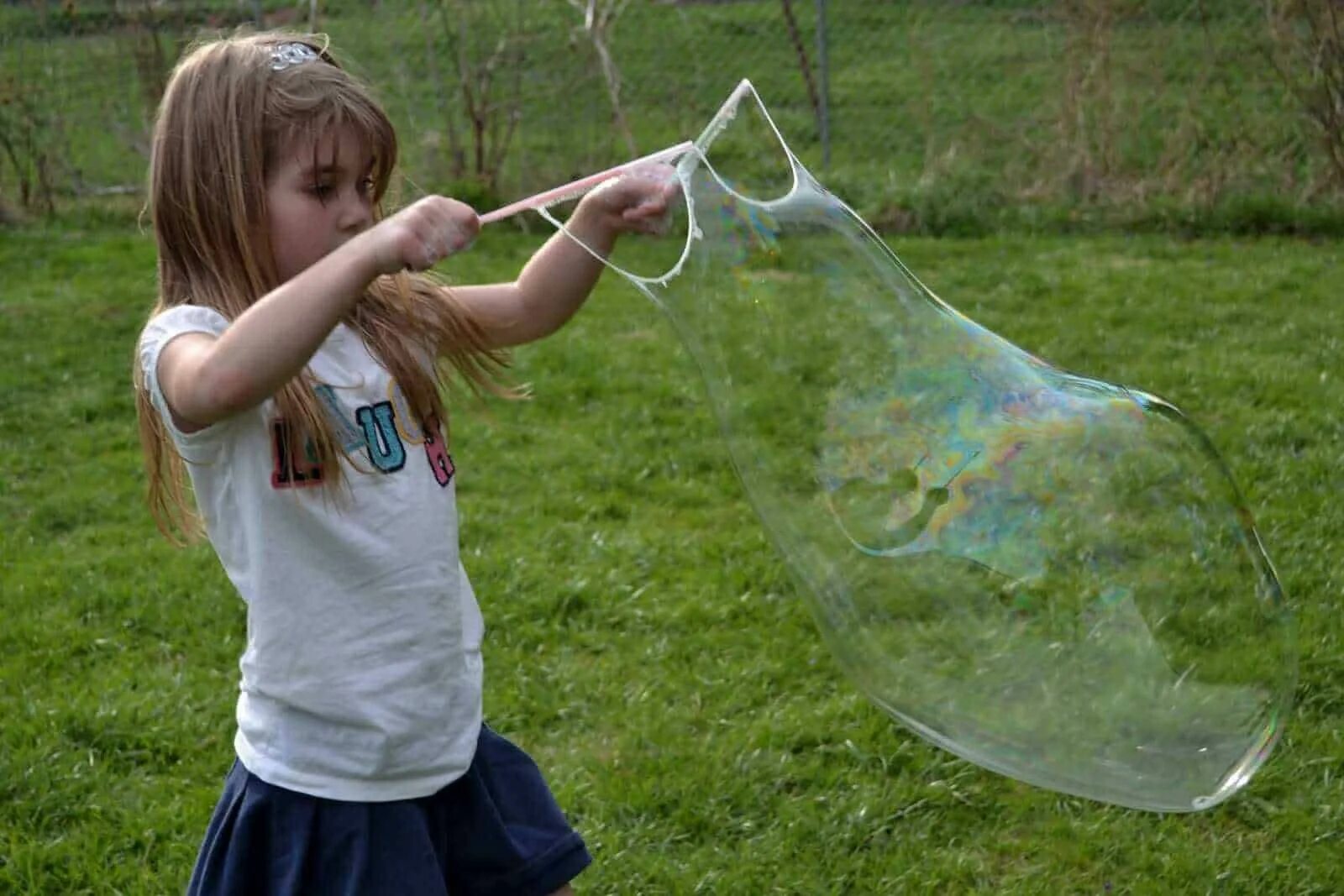 Пузыри своими руками в домашних условиях 8 Fabulous DIY Bubble Makers Bubble maker, Giant bubbles, Big bubbles