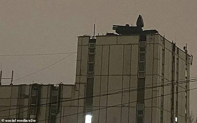 Пво на крышах москвы фото Putin urgently ramps up Moscow's air defences, with missile launchers placed on 