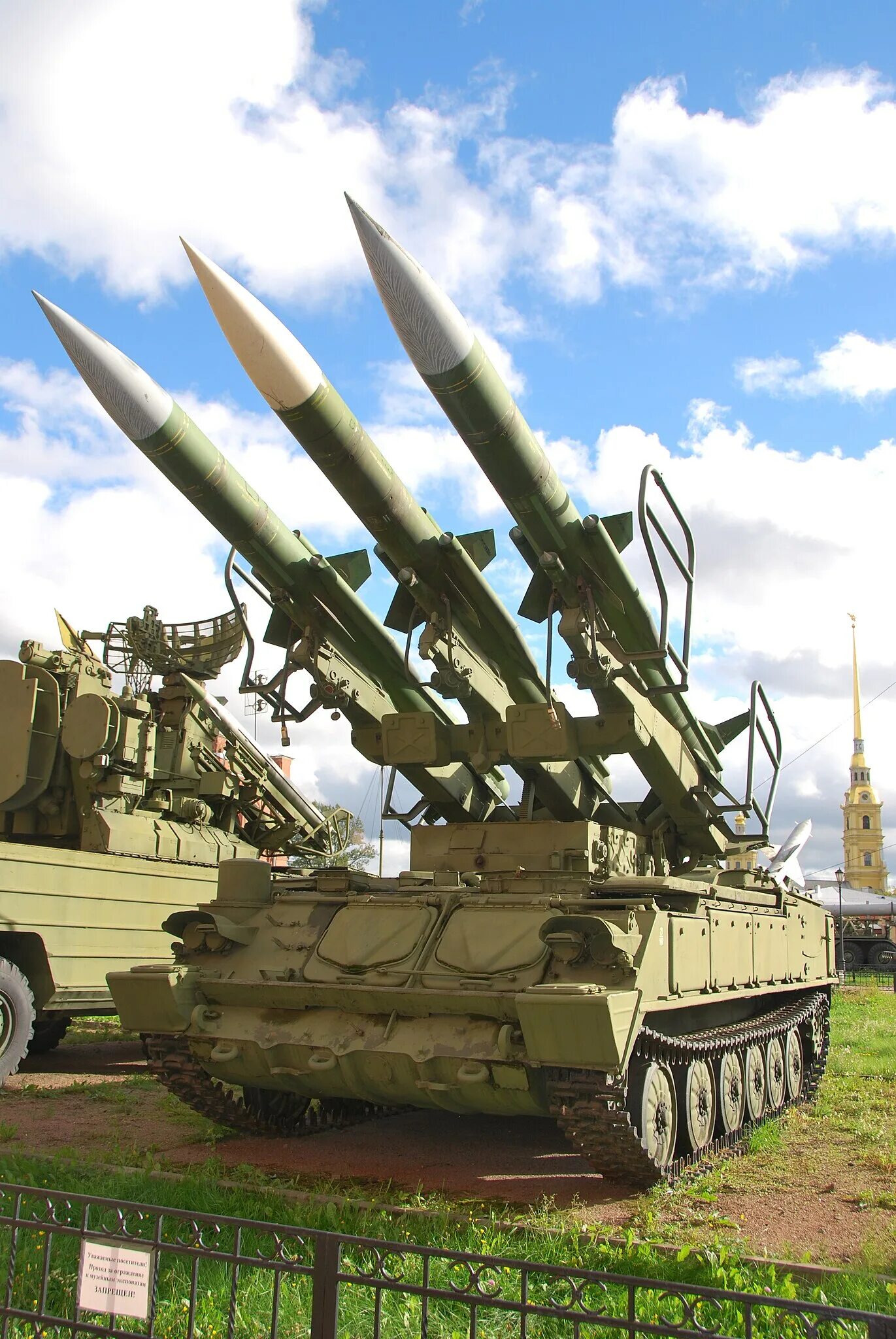 Пво россии техника фото Файл:2P25 TEL with 3 3M9 missiles of the surface-to-air missile complex 2K12 "Ku