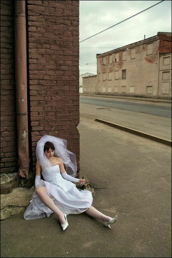 Пьяная свадьба фото They took some extra wedding photos in case things didn't work out. Funny weddin