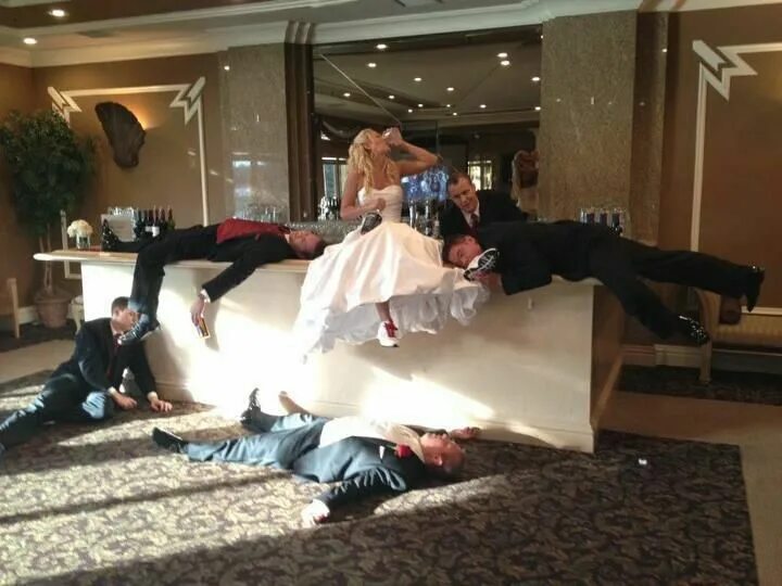 Пьяная свадьба фото 12 Funny Wedding Photos Secret Wedding Blog Funny wedding photography, Funny wed