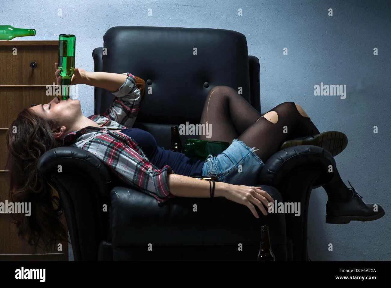 Пьяный на диване фото Drunk brunette woman hi-res stock photography and images - Alamy