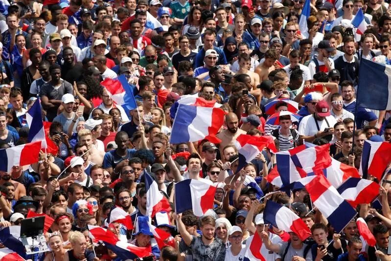 Пятая республика фото Paris fanzone fills with 90,000 willing 'Les Bleus' to World Cup victory - Reute